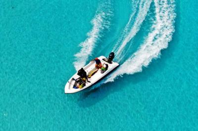 20 minutes by speedboat to hotel from domestic airport.